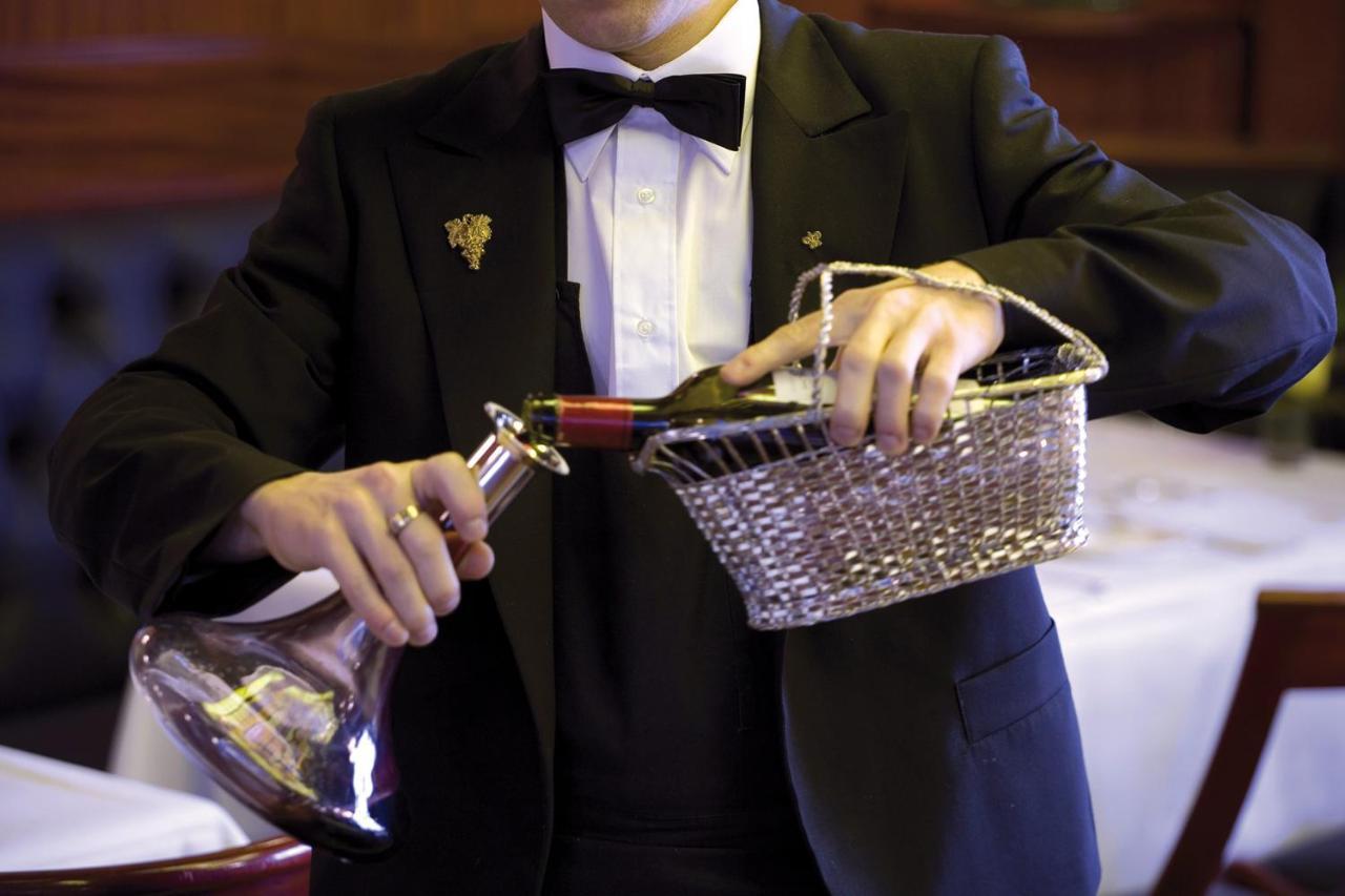 فندق دو لا سيغون جنيفا المظهر الخارجي الصورة A sommelier serving wine